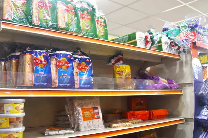 マレーシアの食料品店で棚に並んだMassimoのパンやパッケージスナック。