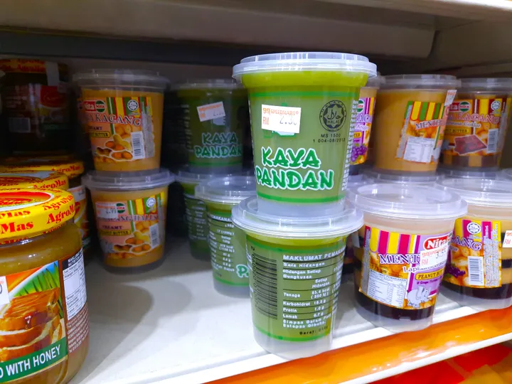 マレーシアのスーパーマーケットの棚に並ぶNita Kaya Pandanやピーナッツバターの瓶。
