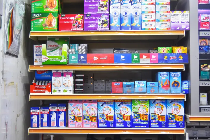 マレーシアの薬局の棚に並んだPanadol、Durex、Kool Feverなどの健康製品。
