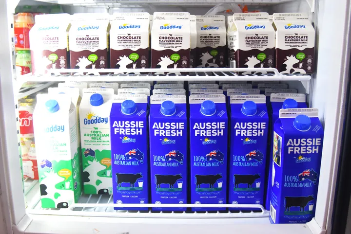 冷蔵庫に並んだGooddayのチョコレートミルクとAussie Freshのオーストラリアミルクのパック。