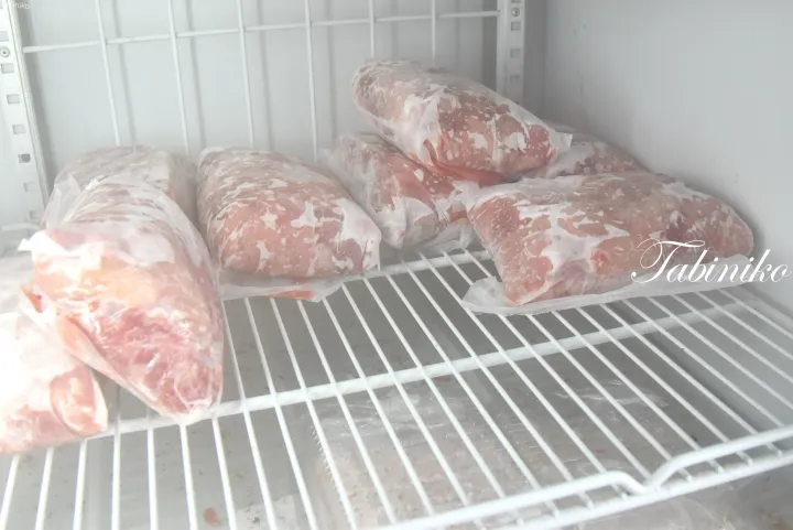 冷凍庫の棚に並べられた生肉のパッケージ。