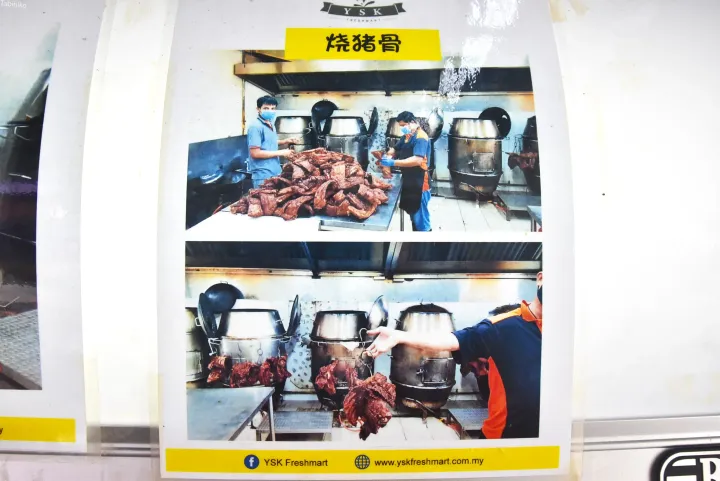 YSK Freshmartの厨房で焼豚骨を準備する作業員たち。
