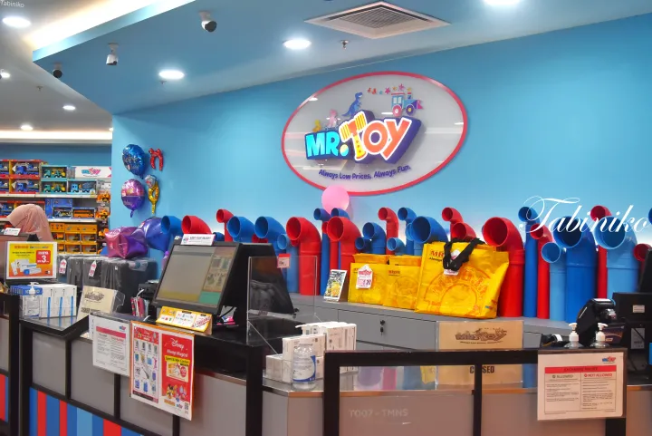 レジカウンターに色とりどりのパイプディスプレイと黄色いショッピングバッグが並ぶMR.DIY Toy店内。