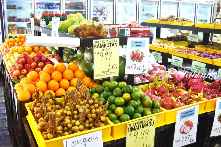 マレーシアのThe Fruit Houseで展示されたラムプタンやドラゴンフルーツなどのトロピカルフルーツ。