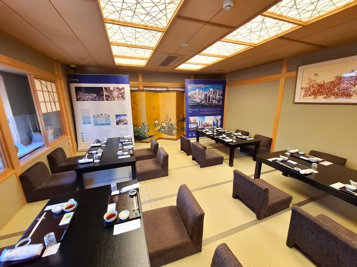畳の和室で低テーブルが並び、The Exchange TRXとLendleaseのプロモーションバナーが展示された空間。