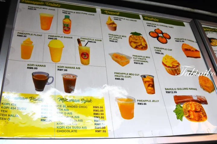 マレーシアリンギットで価格が表示されたパイナップル飲料、デザート、ペストリーのメニューボード。